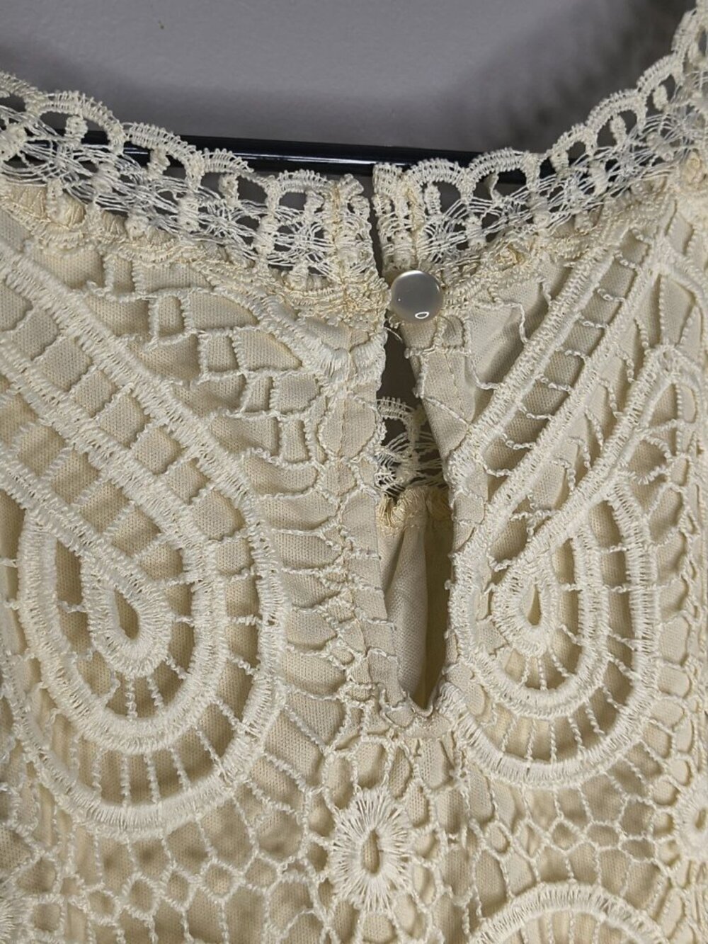 Adiva Beige Halter Top Tank Crochet Lace Lined Interior Size Medium Keyhole Back - Picture 7 of 11